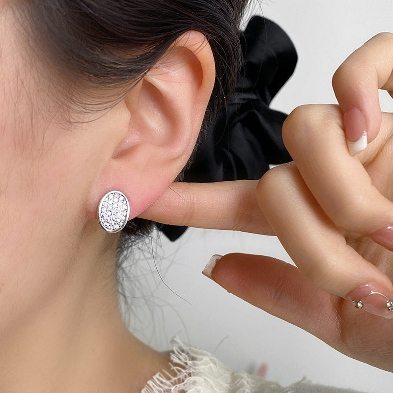 High-grade Micro Inlaid Zircon Exquisite Small Geometric Ellipse Bathtub Light Ear Clip