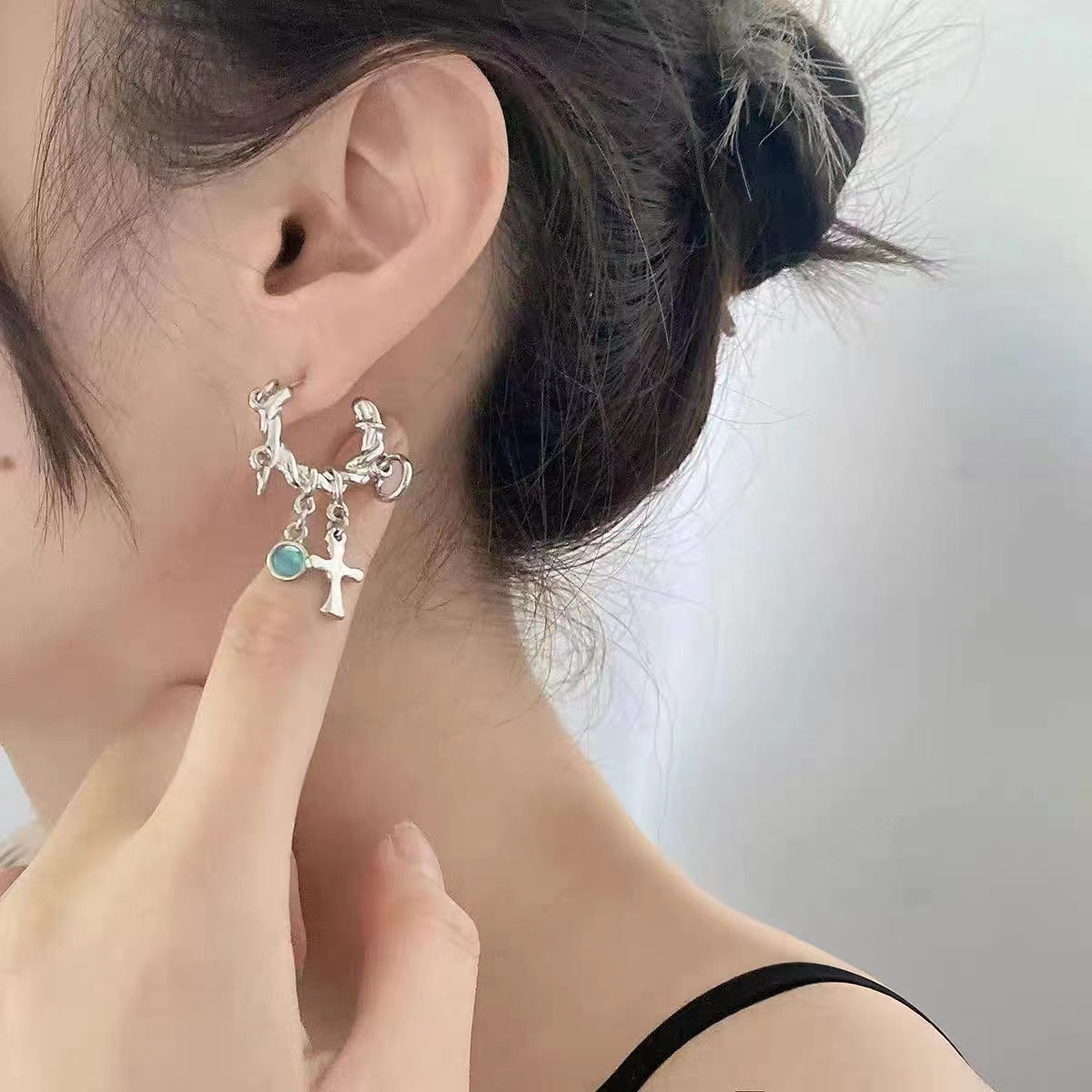 Boucles d'oreilles torsadées avec pendentif croix de style froid personnalisé pour femmes