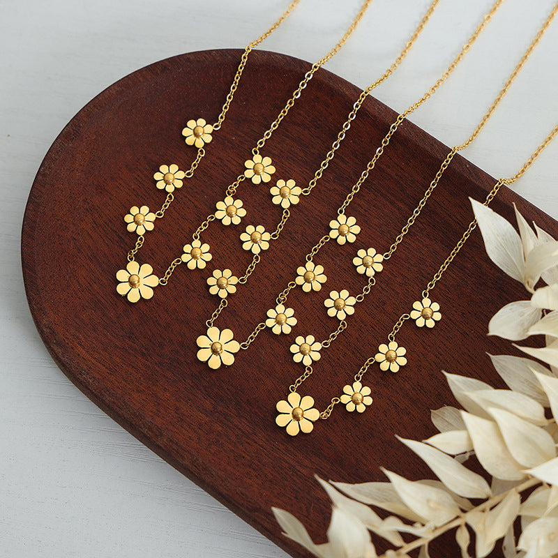 Women's Light Luxury Classic Small Chrysanthemum Clavicle Necklaces