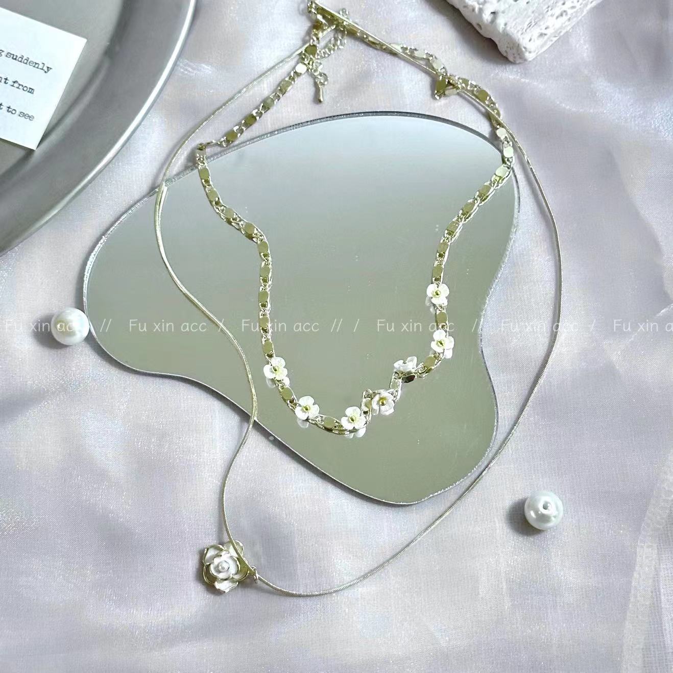 Women's Flower Pendant For Special Interest Light Luxury Necklaces