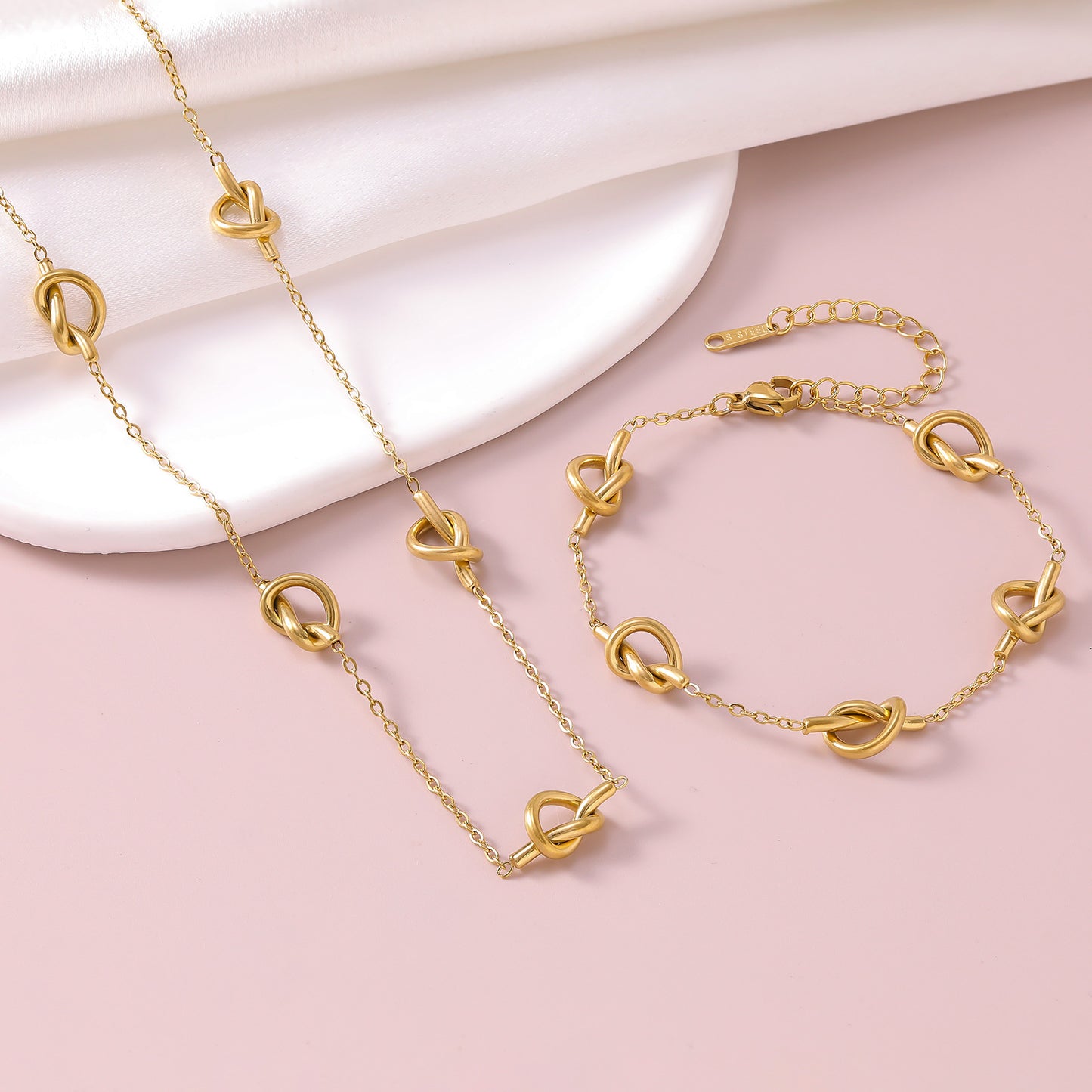 Women's Heart Geometric Fashion Graceful Personality Titanium Necklaces