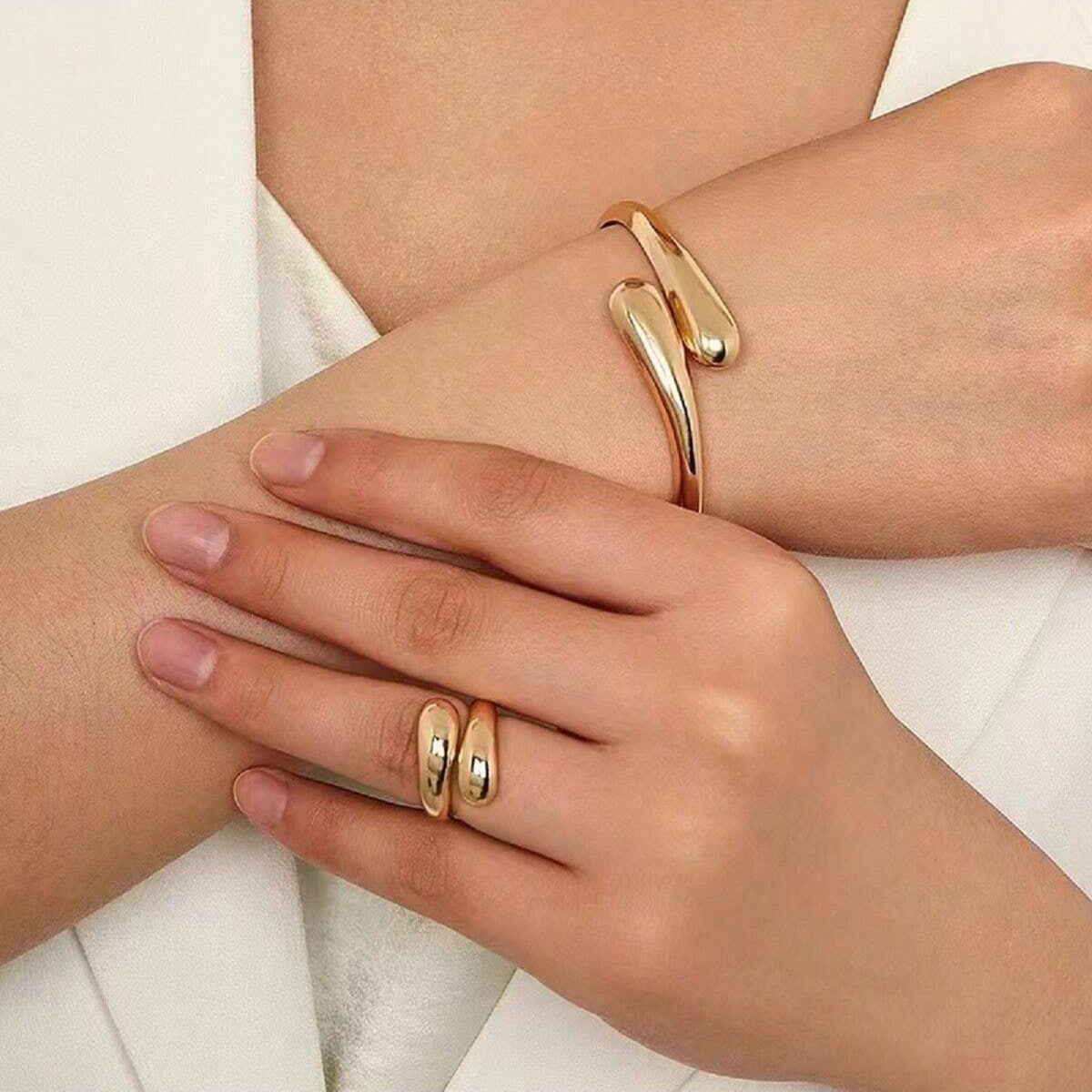 Design Golden Personalized Exaggerated Open Light Bracelet