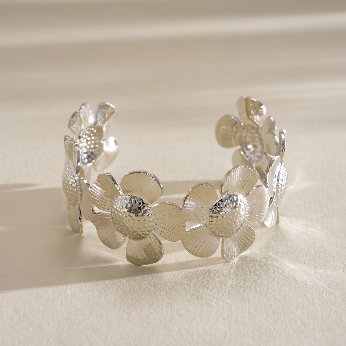 Women's Metal Pleated Flowers Openings Suit Niche Exaggerated Light Luxury Bracelet