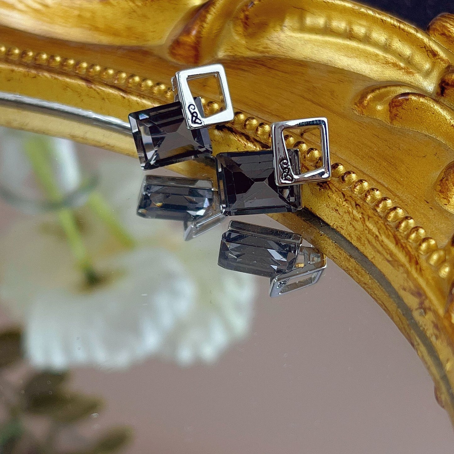 French Entry Lux Gray Crystal Square Temperamental Minority Earrings