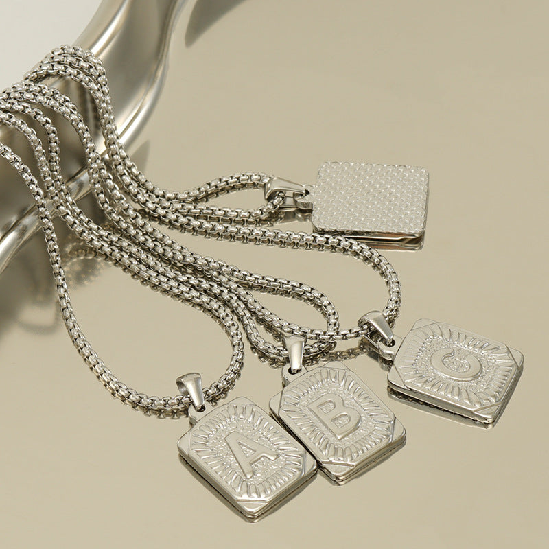 Colliers de perles froides avec pendentif lettre carrée en acier