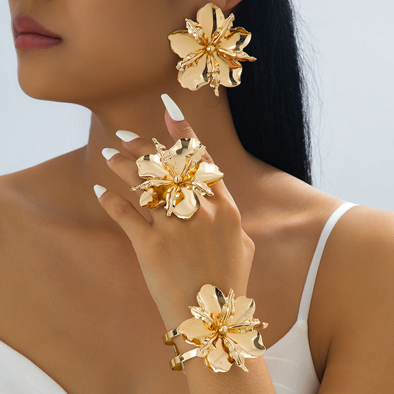 Women's Exaggerated Three-dimensional Large Flower Graceful Fashionable Rings