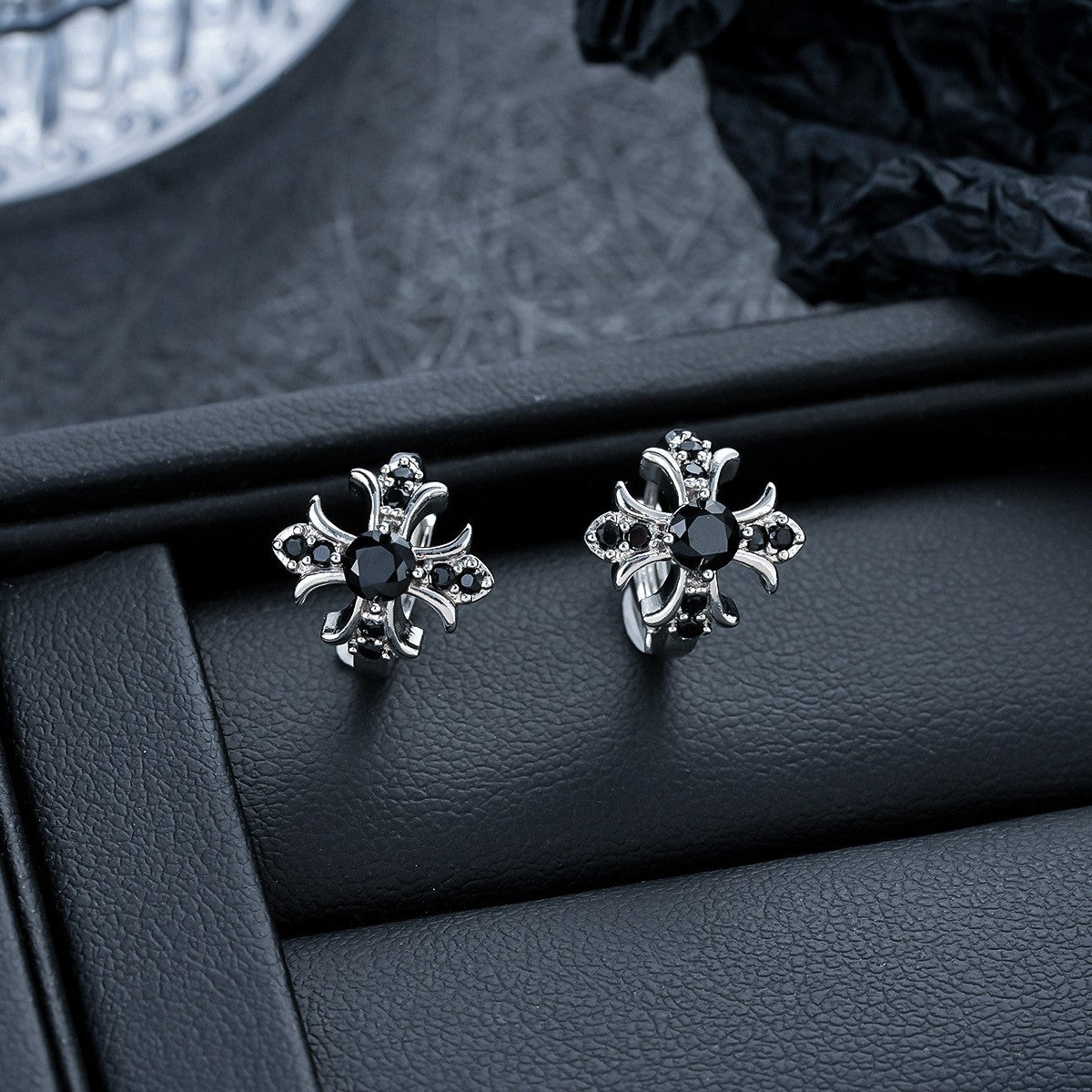 Women's & Men's Flower-de-luce Fashion Trend Zircon Cross High Ear Clip