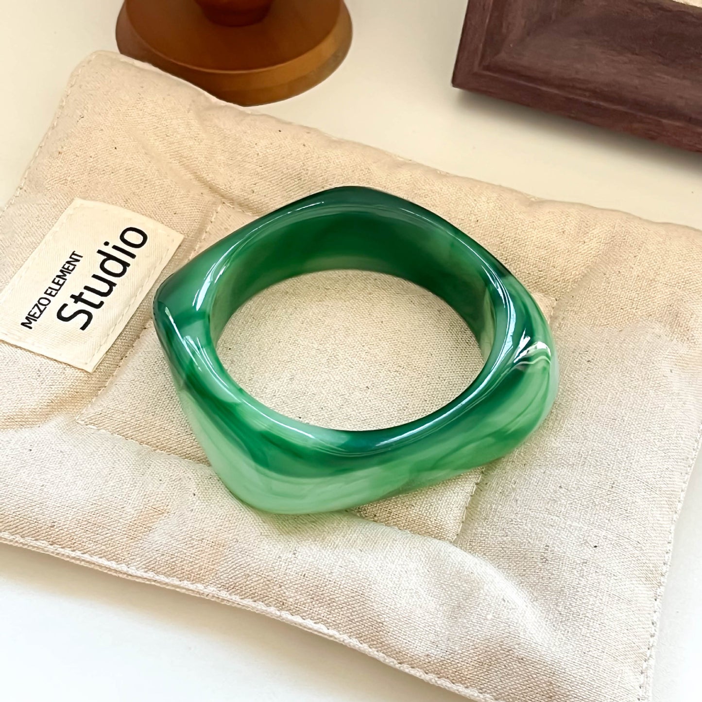Women's Irregular Blooming Resin Curved Girlfriends Bracelet