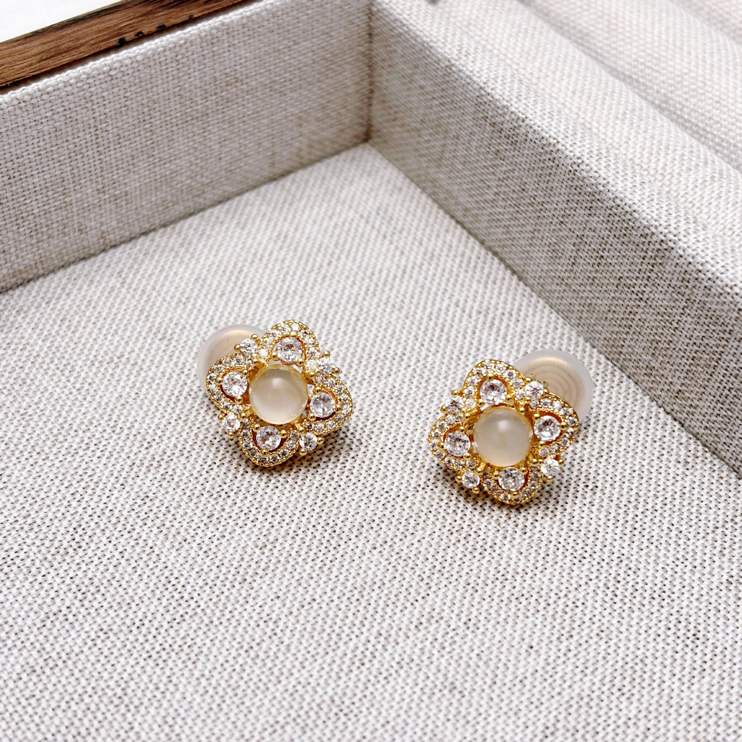 Chalcedony Four-leaf Flower Female Niche Design Fashion Refined Earrings