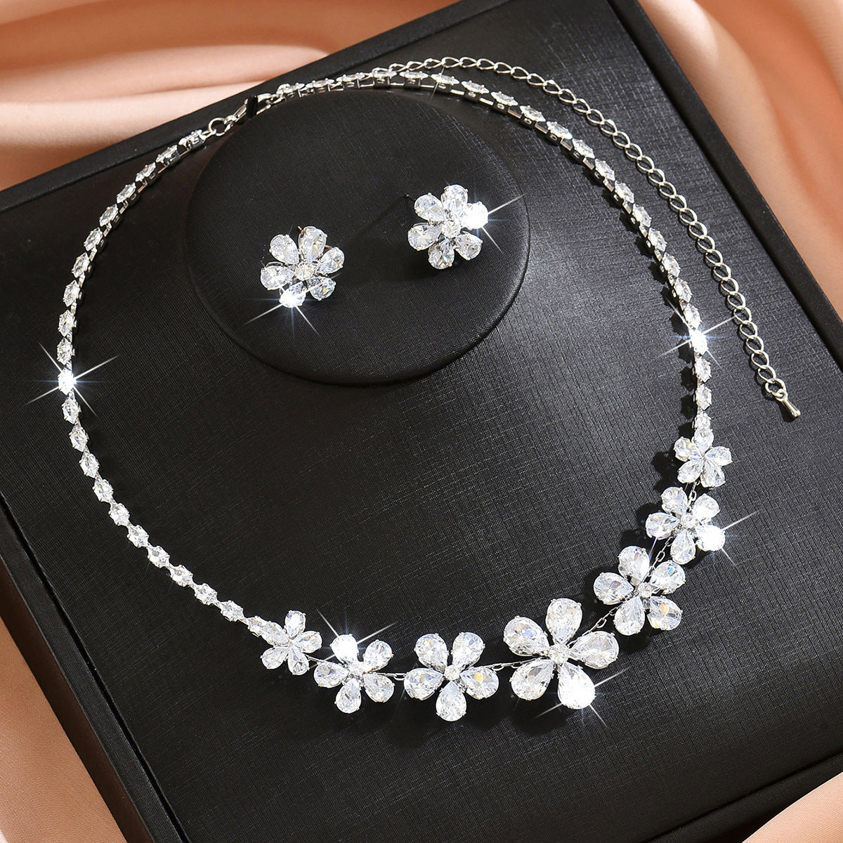 Ear Two-piece Light Luxury Temperament Clavicle Chain Female Jewelry Set
