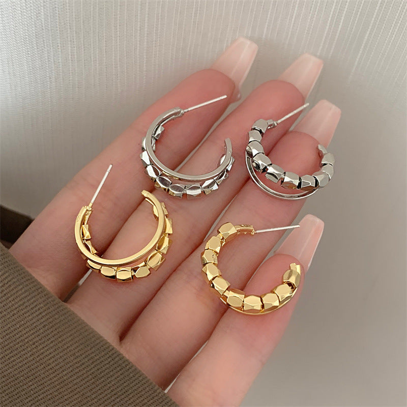 Boucles d'oreilles de niche d'oreille de conception cassée en métal d'aiguille des femmes