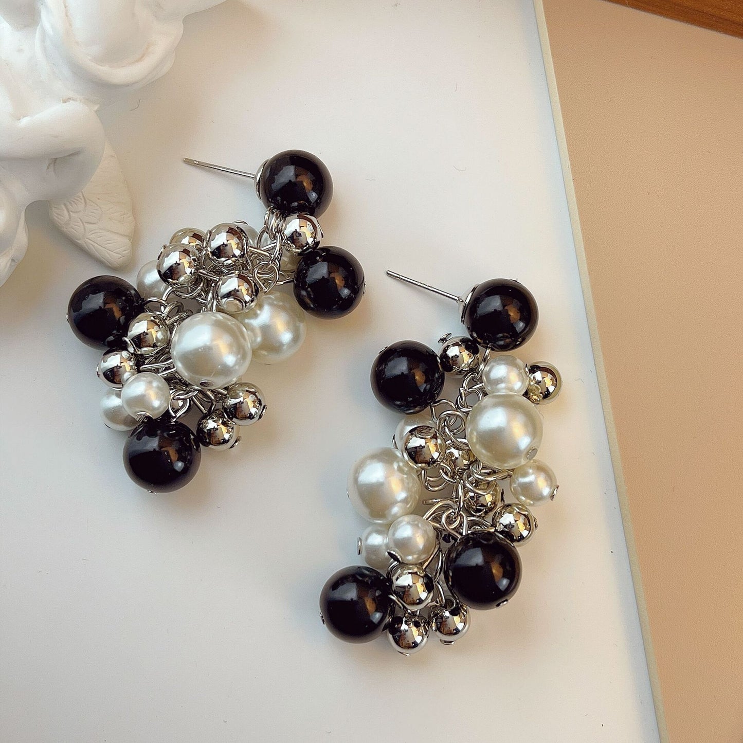 Boucles d'oreilles élégantes noires et blanches Zhang Long pour femmes