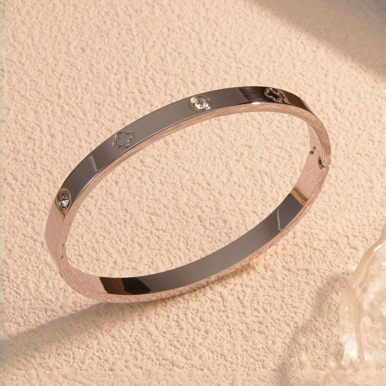 Women's High-grade Buckle Titanium Steel Gold-plated Light Extravagant Love Heart Bracelets