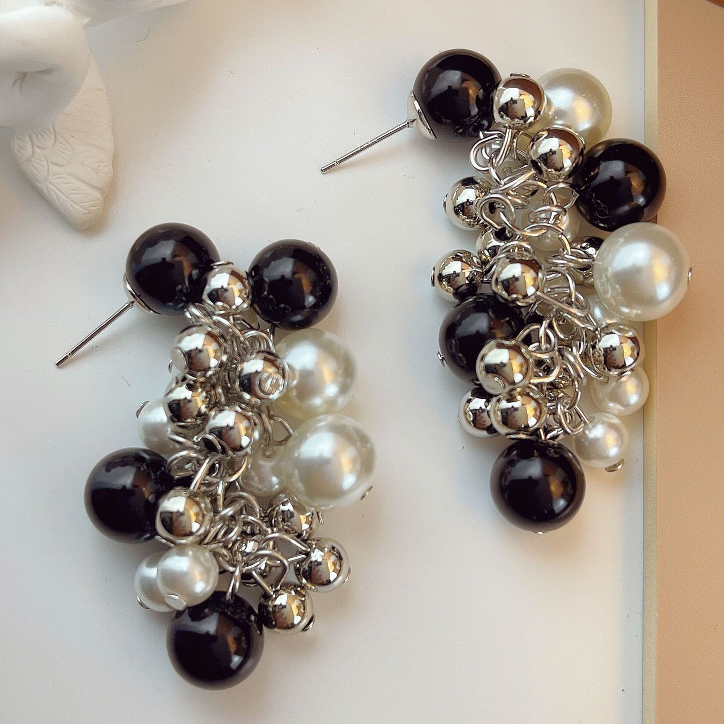 Boucles d'oreilles élégantes noires et blanches Zhang Long pour femmes