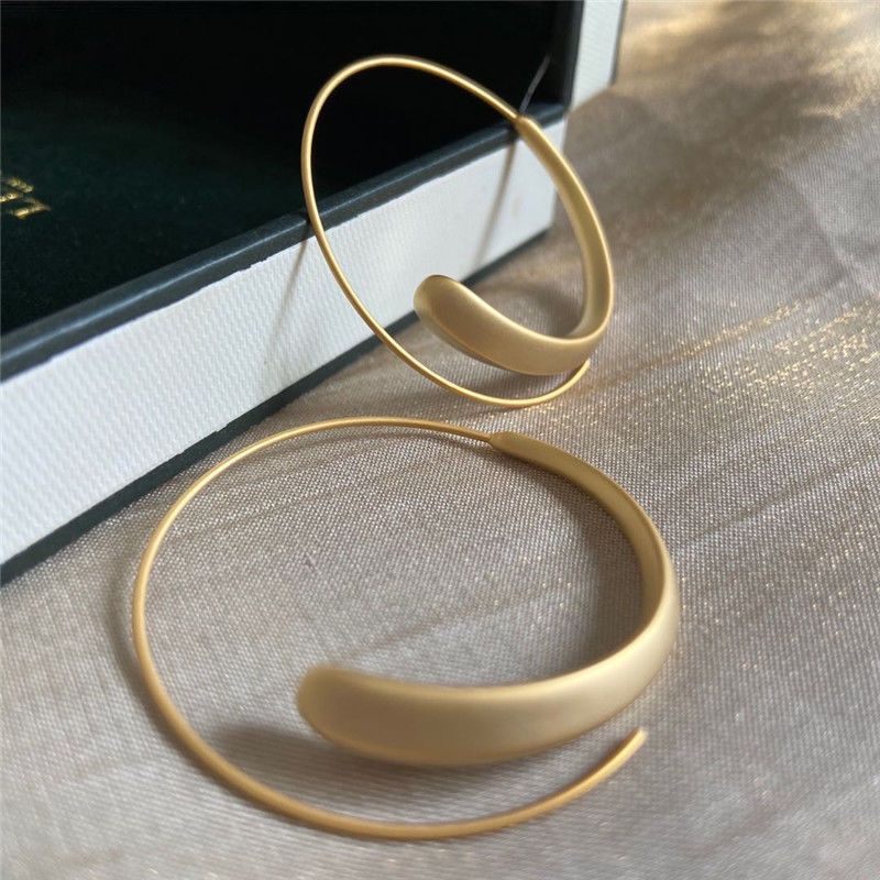 Elegant Golden Ear Personalized Design Winter Exquisite Earrings