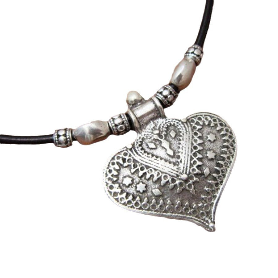 Women's Retro Pattern Love Exaggerating Artistic Alloy Necklace