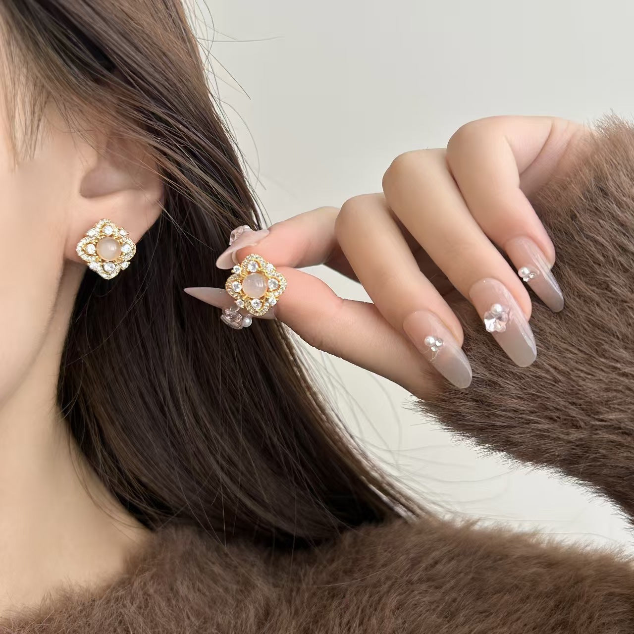 Chalcedony Four-leaf Flower Female Niche Design Fashion Refined Earrings
