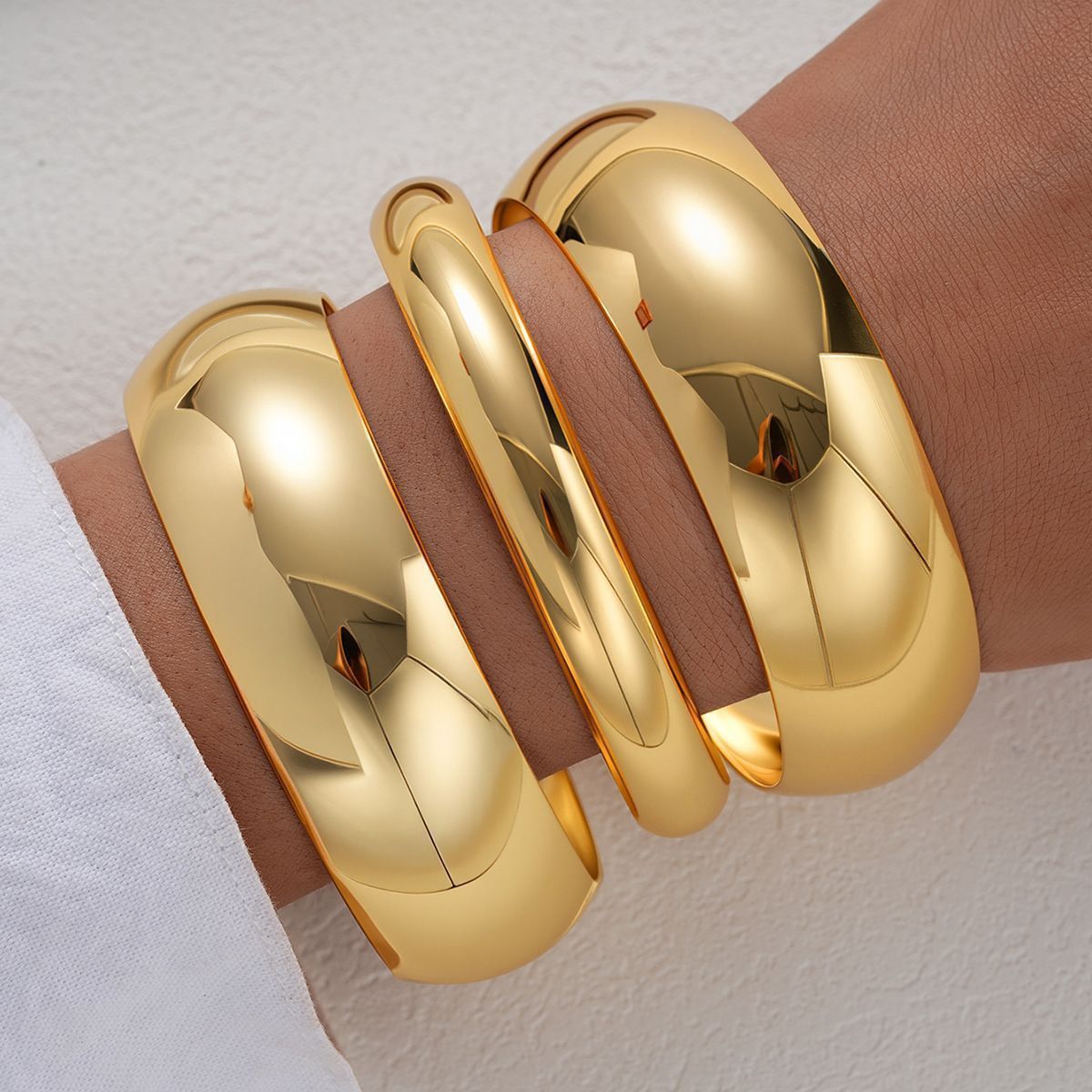 Stitching Round Metal Texture Glossy Hug Spring Bracelet