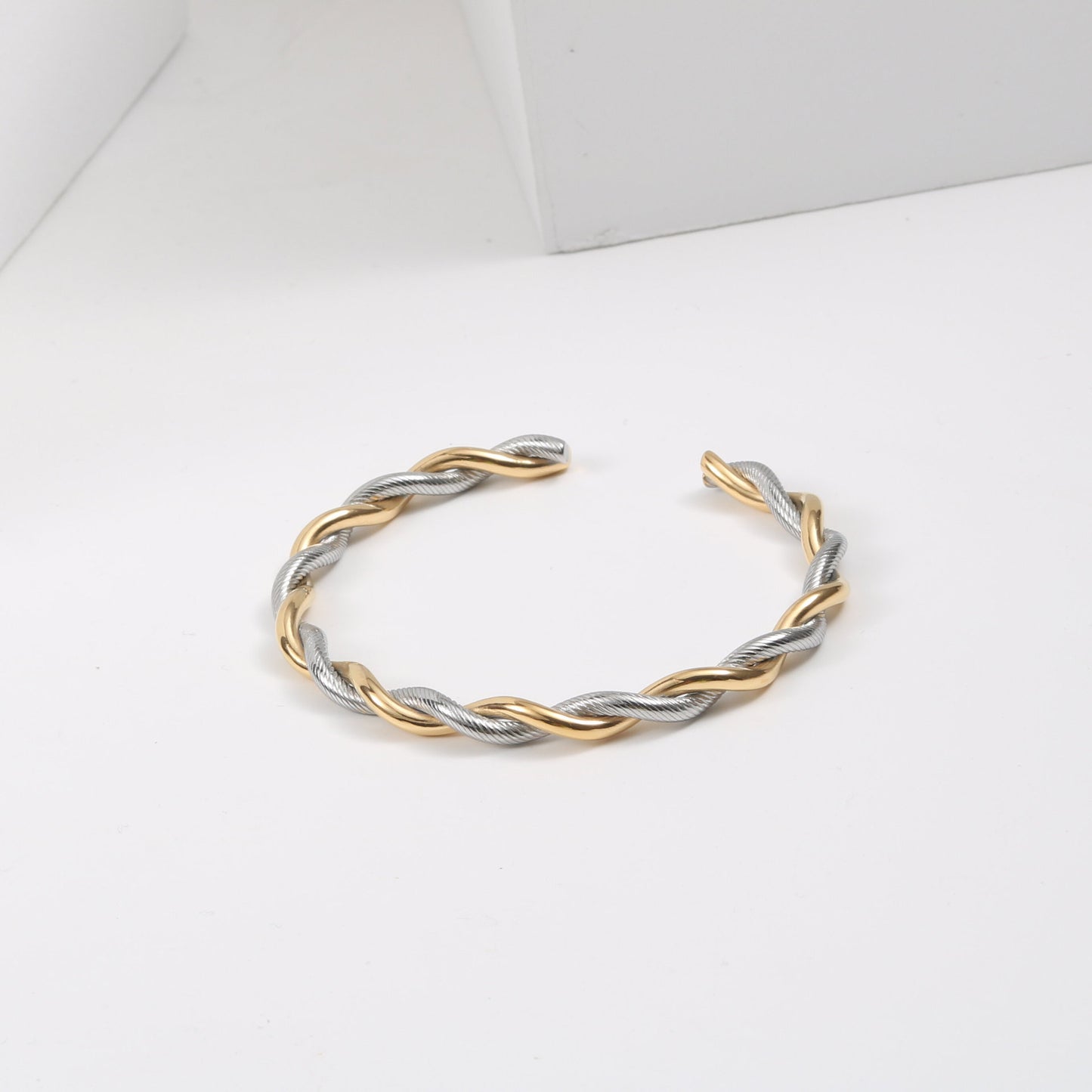 Bracelets torsadés rétro simples en acier titane pour femmes, à extrémité ouverte