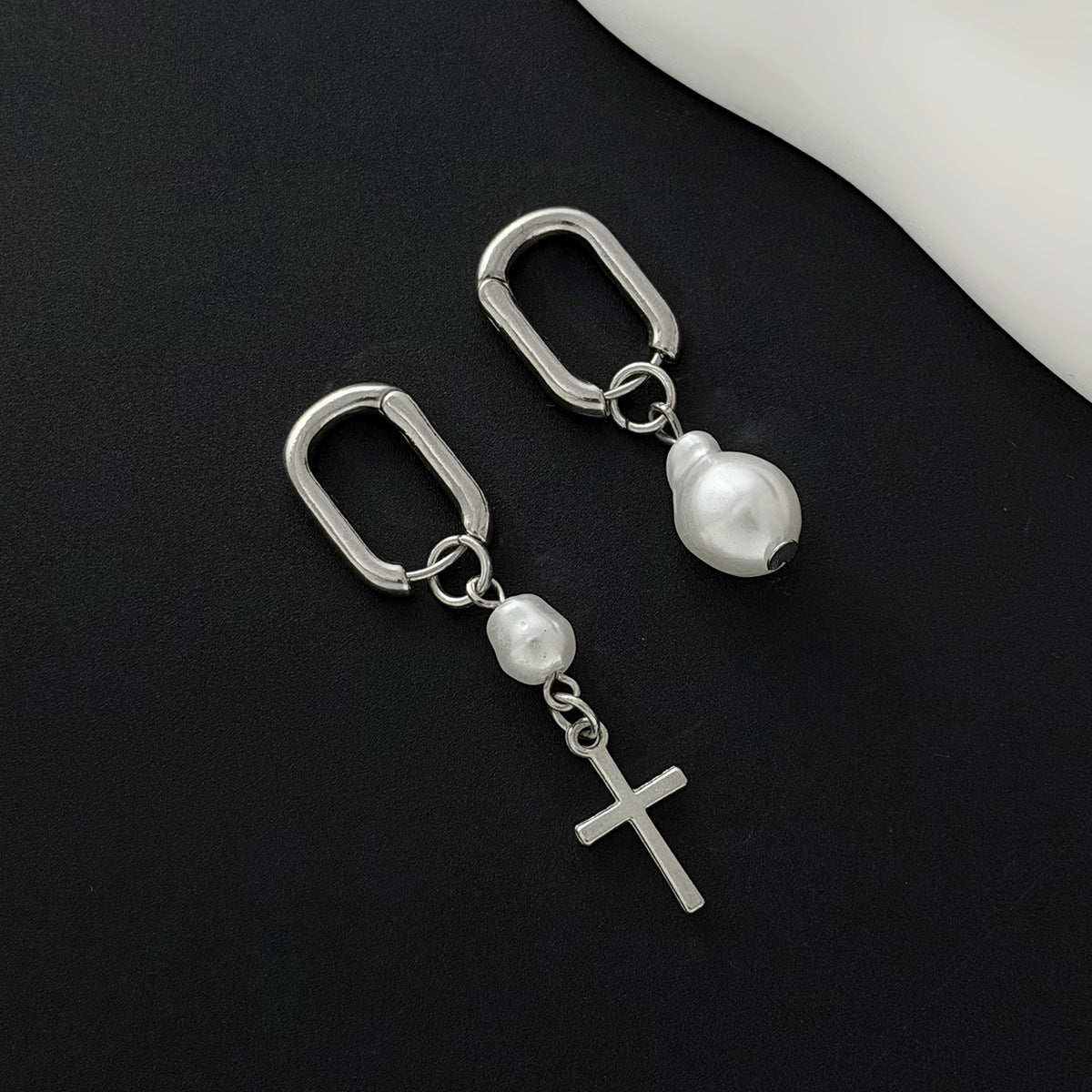Metal Cross Rivet Elegant Imitation Pearl Tassel Ear Buckle