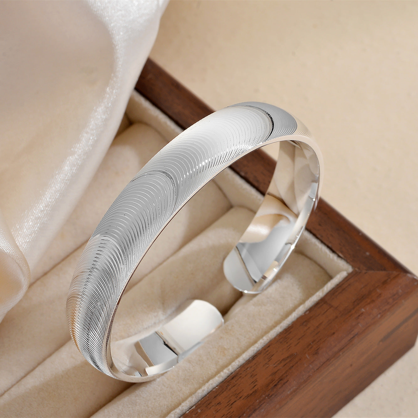 Cat Eye Flashing Light Wave Pattern Niche Open Solid Bracelet