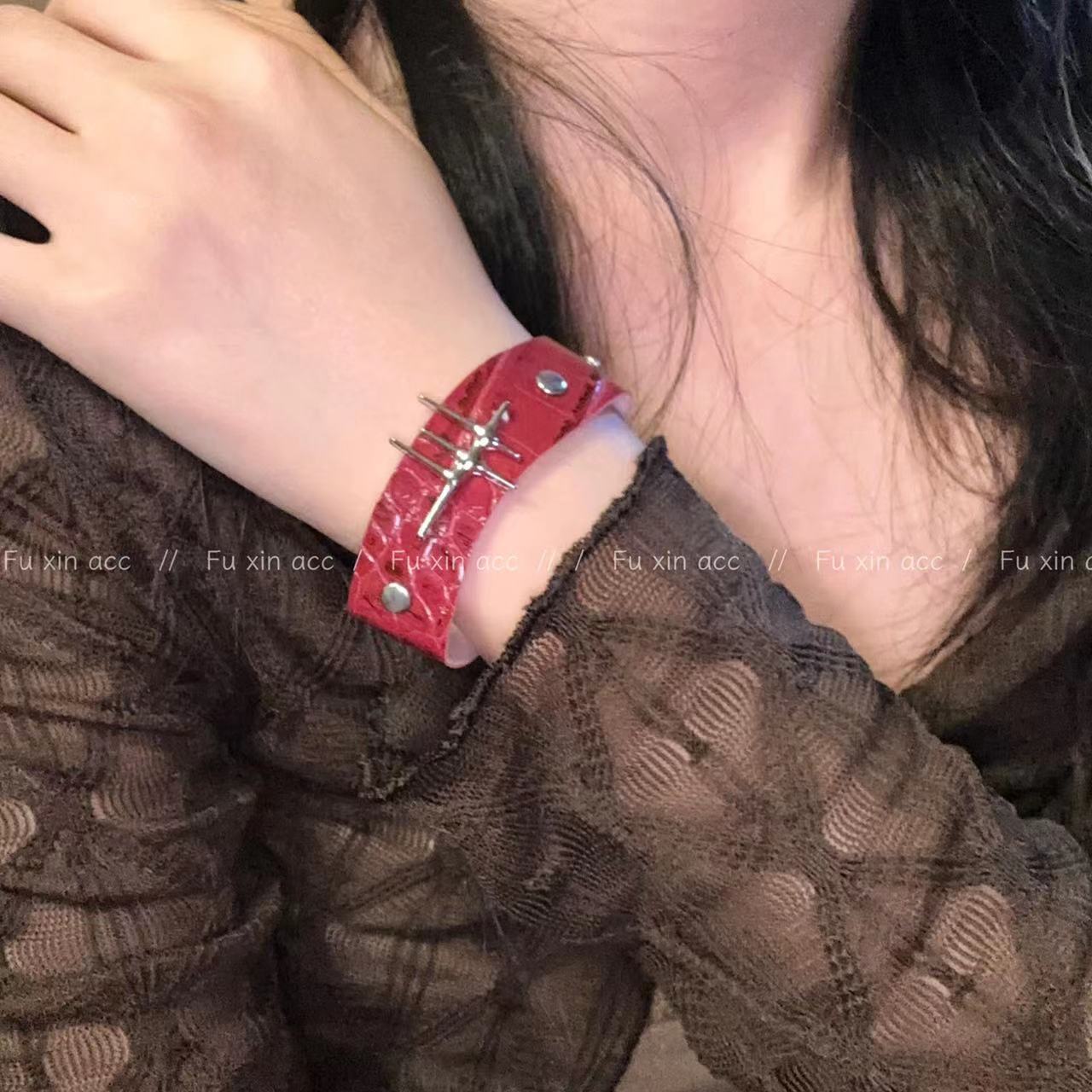 Rote weibliche heiße personalisierte unregelmäßige Metallarmbänder