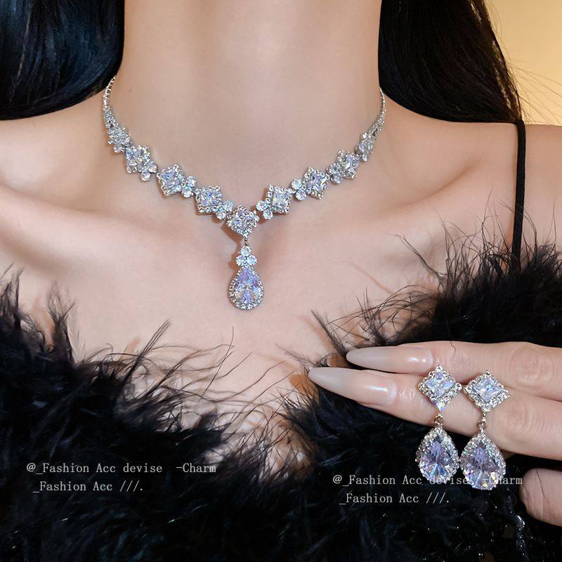 Women's Zircon Flower Water Drops Fashion Short Jewelry Set
